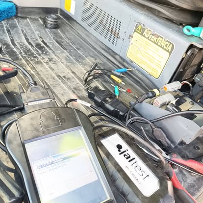 Herramienta de diagnóstico Jaltest conectada a motor diésel - trabajo real de ReproExtremadura