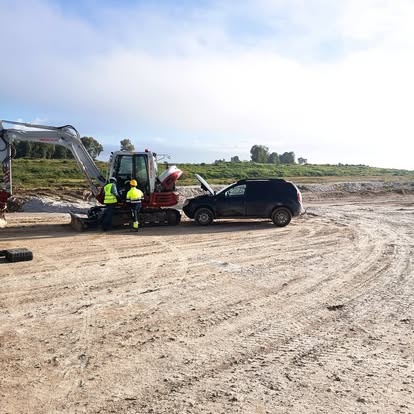 Laboratorio móvil ReproExtremadura trabajando in situ junto a una excavadora en obra