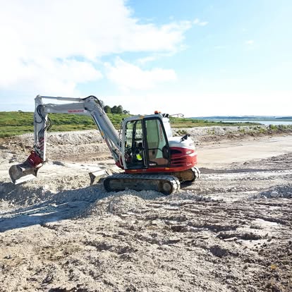 Excavadora en obra — maquinaria industrial reprogramada por ReproExtremadura